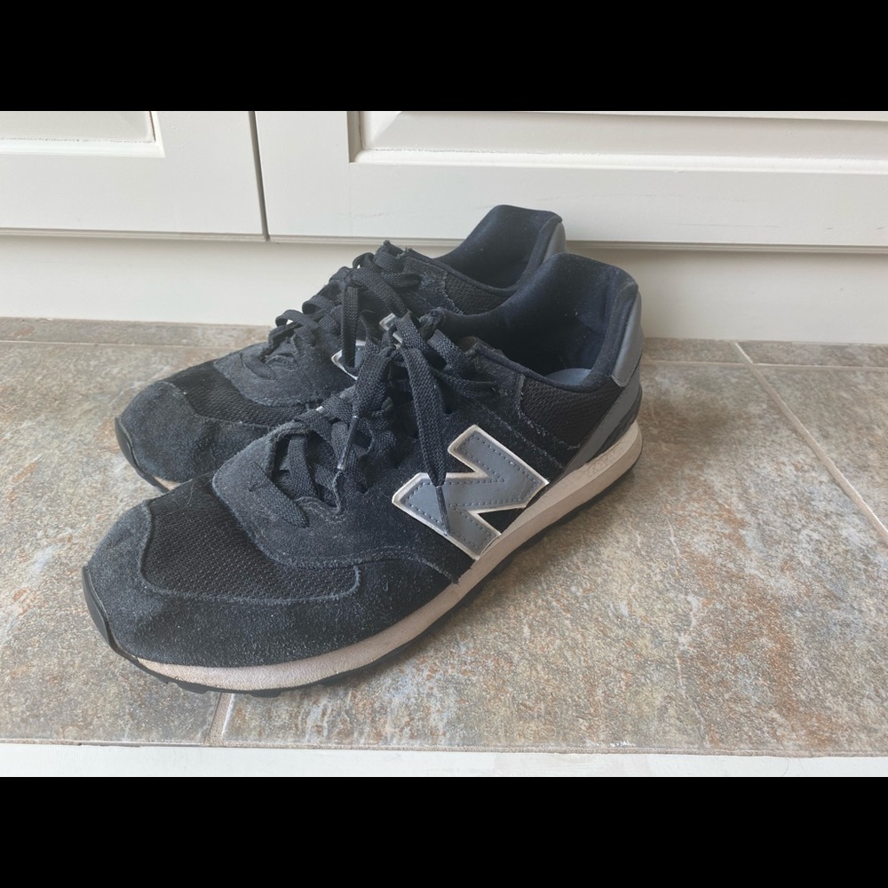 Men’s Size 8/9 black/gray New Balance 547s